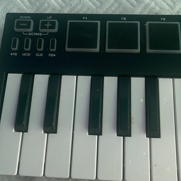ALESIS Vmini Keyboard - Picture 4 of 6